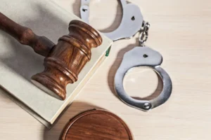 Martillo de juez sobre un escritorio, representando una causa penal en Tacuarembó