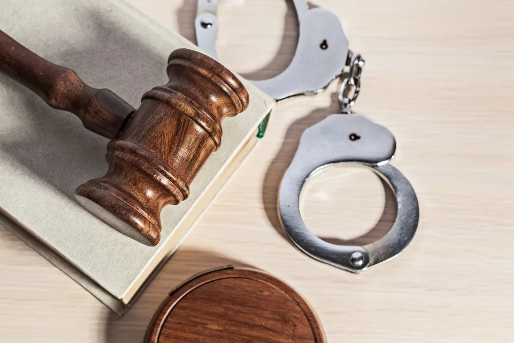 Martillo de juez sobre un escritorio, representando una causa penal en Tacuarembó